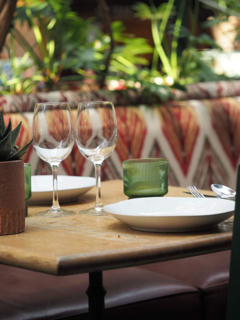 table dressée au restaurant Andia, Paris 