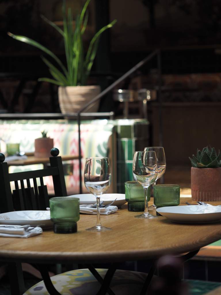 table dressée au restaurant Andia, Paris 