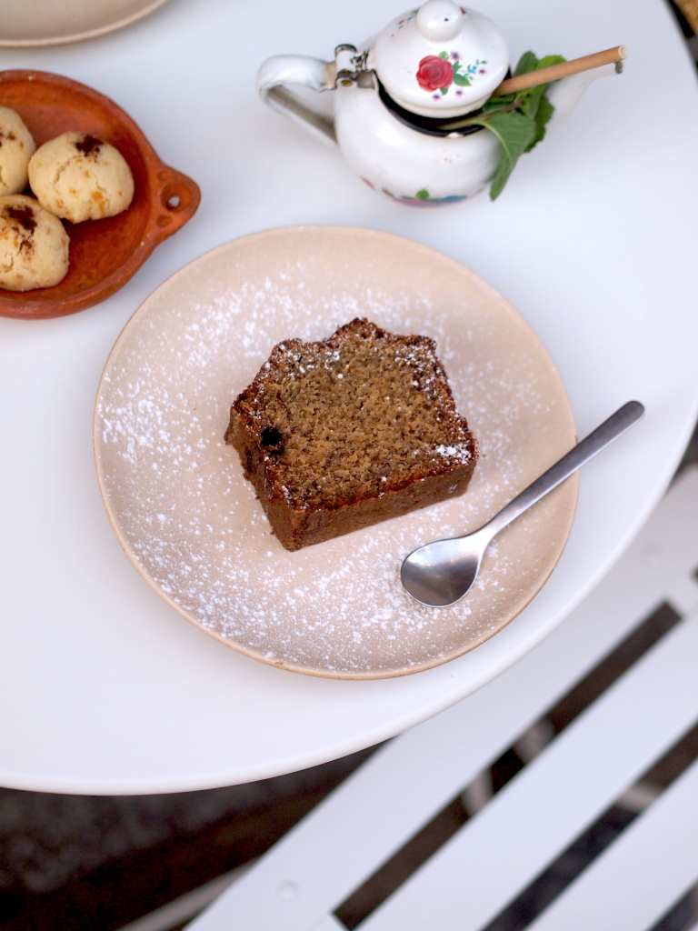 Photographie culinaire d'un banana bread et citronnade chez Contrastes Paris