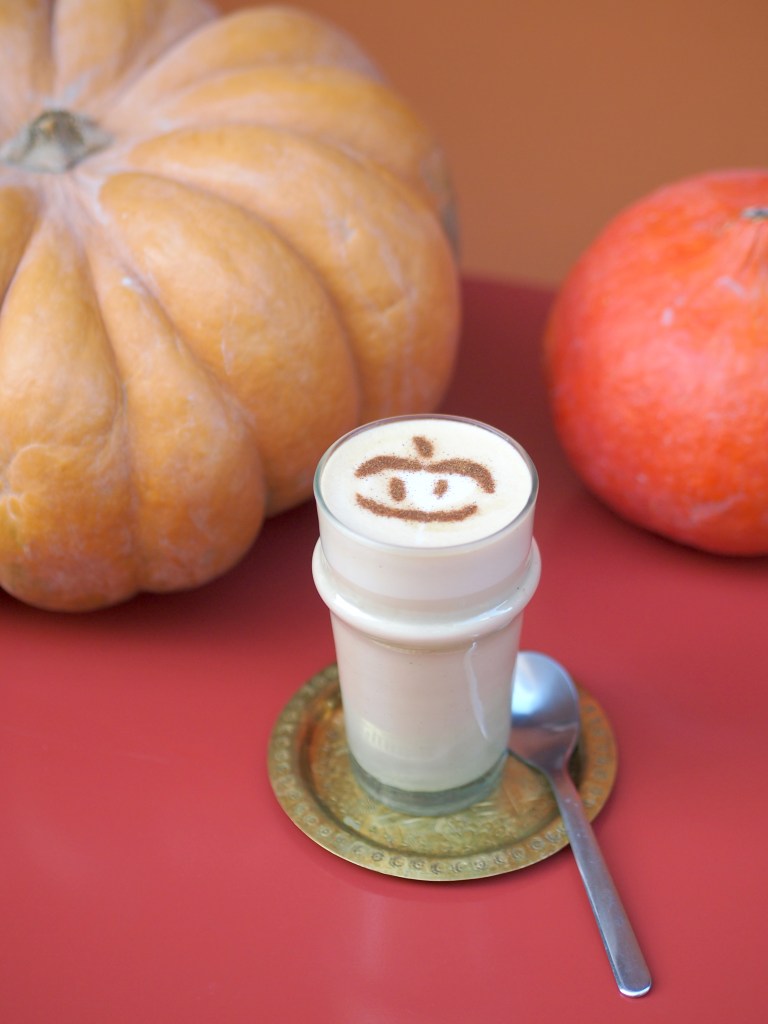 Photographie culinaire du Pumkin Spice Latte chez Contrastes Paris