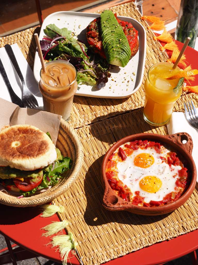 Photographie culinaire d'une table dressée chez Contrastes Paris