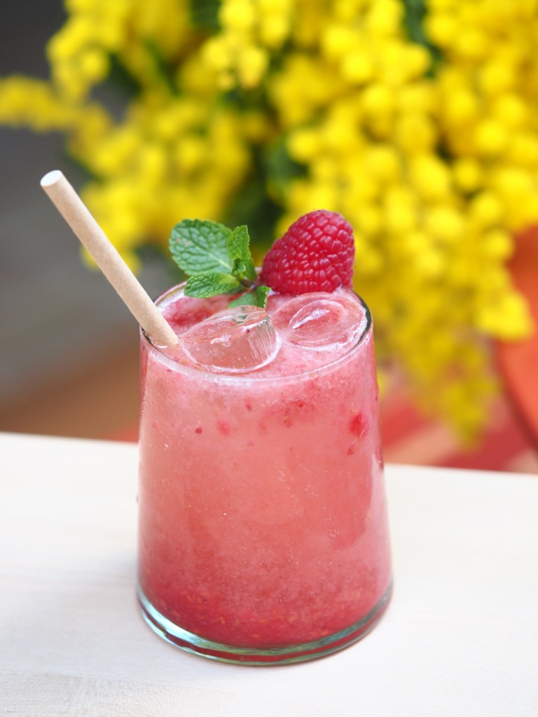 Photographie culinaire d'un Bellini framboise chez Contrastes Paris