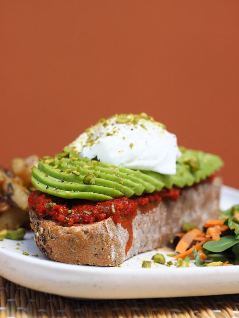 Photographie culinaire de l'Avocado Toast chez Contrastes Paris