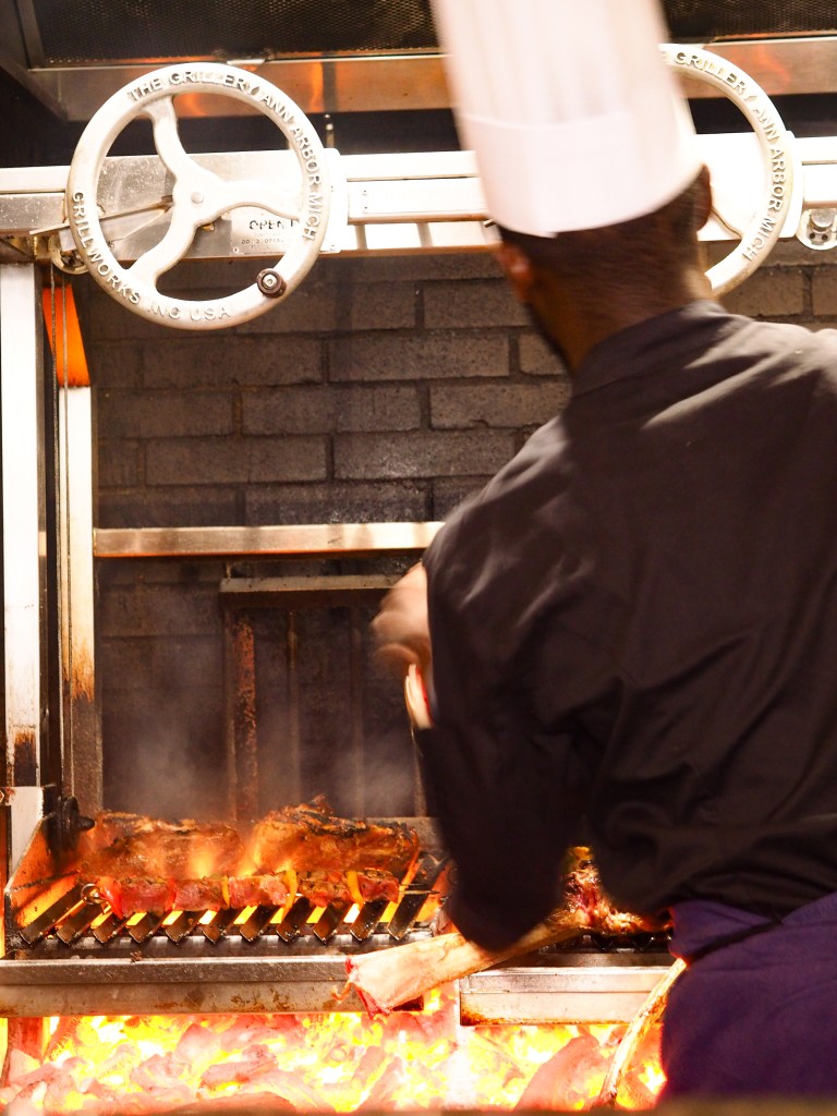 Cuisinier sur le grill The Grill Room