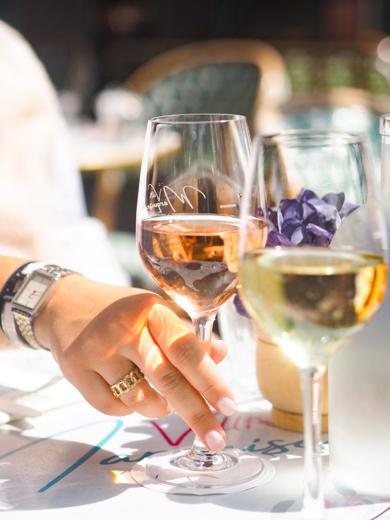 Photo verre de vin rosé et blanc