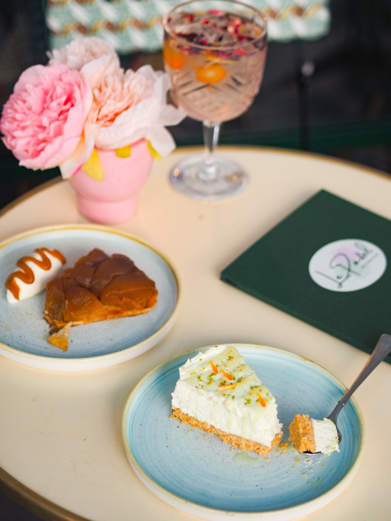 Photographie culinaire de Tarte tatin et cheesecake à l'assiette